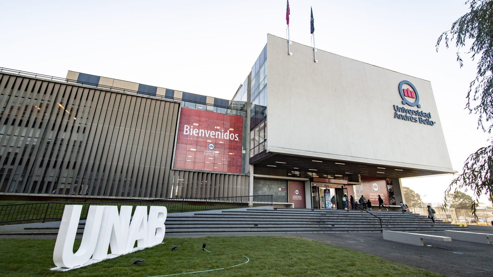 Andrés Barrios presents research on elite universities and social mobility at the Andrés Bello Institute of Economic Policy